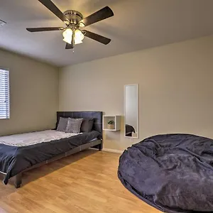  Holiday home Luxurious Vegas Digs Hot Tub, Bbq, Cabana And More!